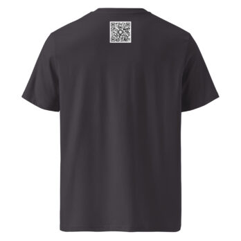 Camiseta unisex negra Los Ajaches con código QR impreso en la parte superior de la espalda, diseñada por Volcanica Productions. Esta camiseta lisa presenta cuello redondo y mangas cortas, con el código QR centrado cerca de la línea del cuello. Es ideal para quienes aprecian el diseño sutil pero innovador de nuestra colección de Tienda Online.