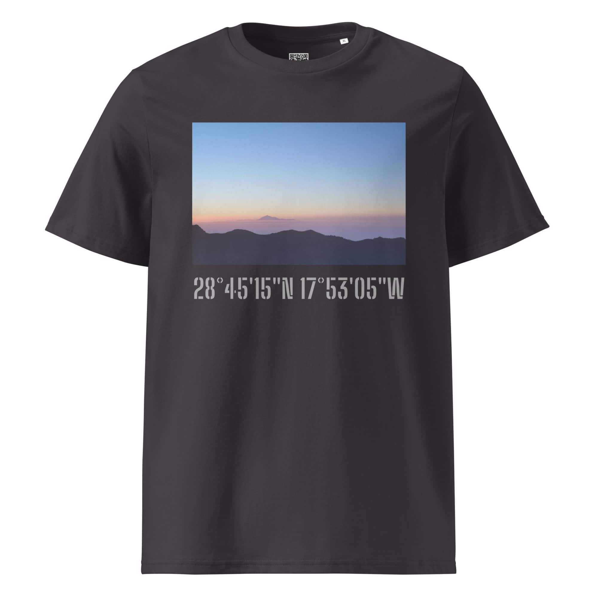 La camiseta unisex "Amanecer desde el Roque de los Muchachos" presenta un hermoso diseño en negro con una fotografía de un horizonte al atardecer que resalta las montañas distantes, que recuerdan los impresionantes paisajes de La Palma. Debajo de la imagen, las coordenadas (28°4515N 17°5305W) agregan un elemento intrigante a esta pieza de arte para vestir.