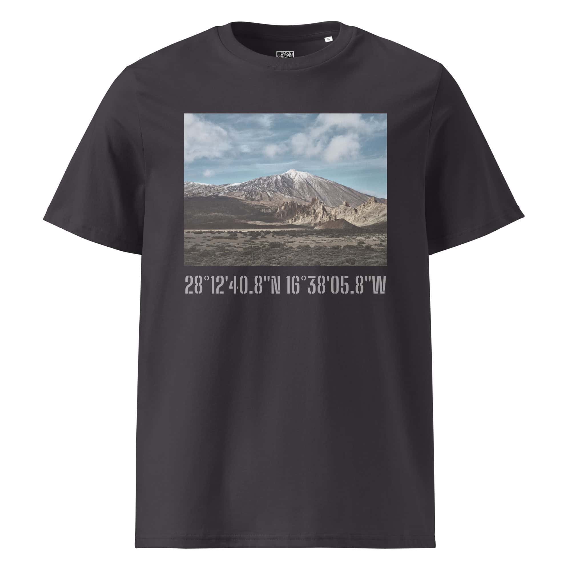 Camiseta unisex Teide Nevado de color negro que muestra una imagen de paisaje de Paisajes Canarios con una montaña bajo un cielo nublado. Debajo de la imagen se encuentran las coordenadas geográficas: 28°1240.8N 16°3805.8W, que encapsulan la belleza natural de La Palma con el estilo distintivo del Arte Decorativo.