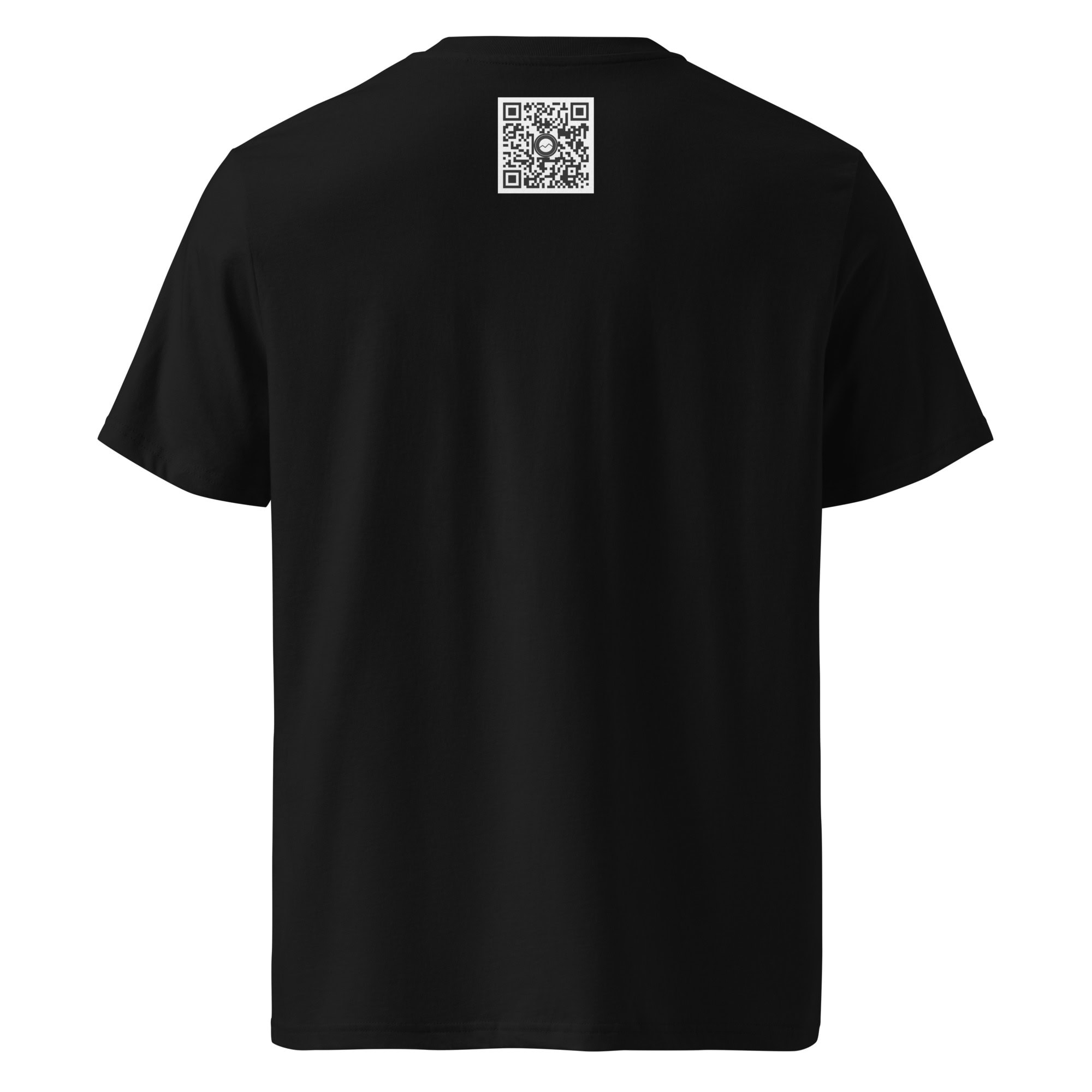 Presentamos la camiseta unisex Los Ajaches: una camiseta negra con un código QR destacado en la parte superior de la espalda, disponible exclusivamente en nuestra Tienda Online. Este diseño minimalista presenta mangas cortas y acentúa el código QR blanco de alto contraste contra la tela oscura, inspirándose en el Arte Decorativo de La Palma.