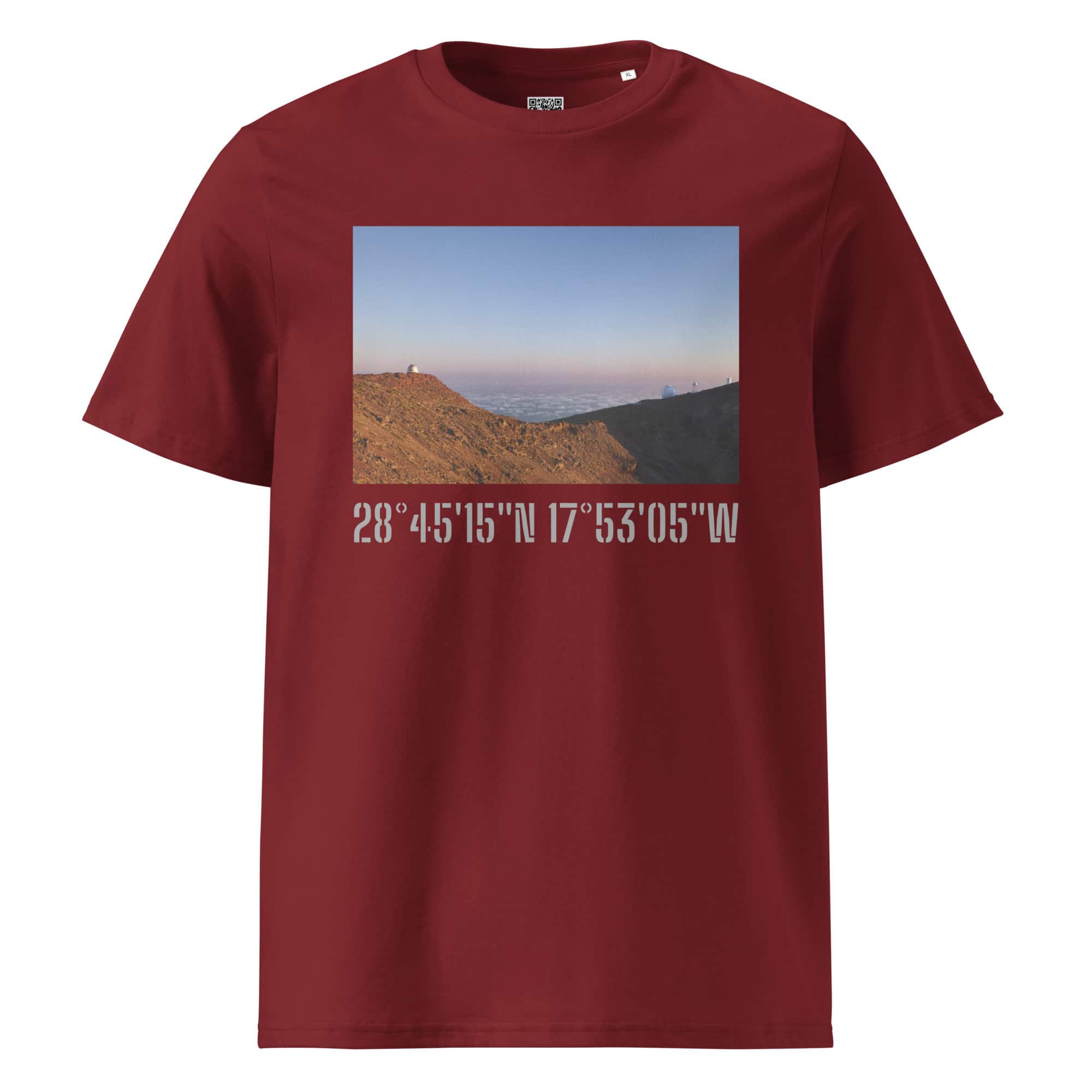 Camiseta unisex, color granate, con una impresionante fotografía impresa de un paisaje montañoso en La Palma, mostrando el cielo y horizonte. Debajo de la imagen se encuentran las coordenadas: 28°4515N 17°5305W, agregando un toque decorativo.