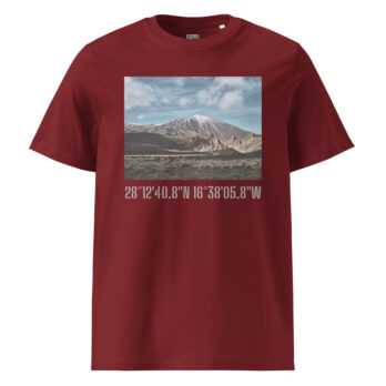 Presentamos la "Camiseta unisex Teide Nevado", una camiseta de color granate que presenta una impresionante fotografía de un paisaje de montaña bajo un cielo parcialmente nublado. Complementando la imagen, aparecen las coordenadas: 28°1240.8N 16°3805.8W, que encarnan el espíritu de Paisajes Canarios. Disponible ahora en nuestra Tienda Online.