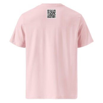 Esta camiseta unisex Amanecer desde el Roque de los Muchachos de color rosa claro de Volcanica Productions presenta un código QR prominente en la parte superior de la espalda, lo que refleja su diseño minimalista. Perfecta para el comprador moderno, esta pieza se puede encontrar fácilmente en nuestra Tienda Online.