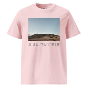La camiseta unisex Los Ajaches presenta un paisaje impresionante de un desierto con colinas bajo un cielo azul claro. Las coordenadas GPS 28°51'27.7"N 13°47'16.2"W están impresas debajo de la imagen, lo que agrega un elemento de intriga y aventura inspirado en Fotografías impresas y muestra el distintivo Arte Decorativo.