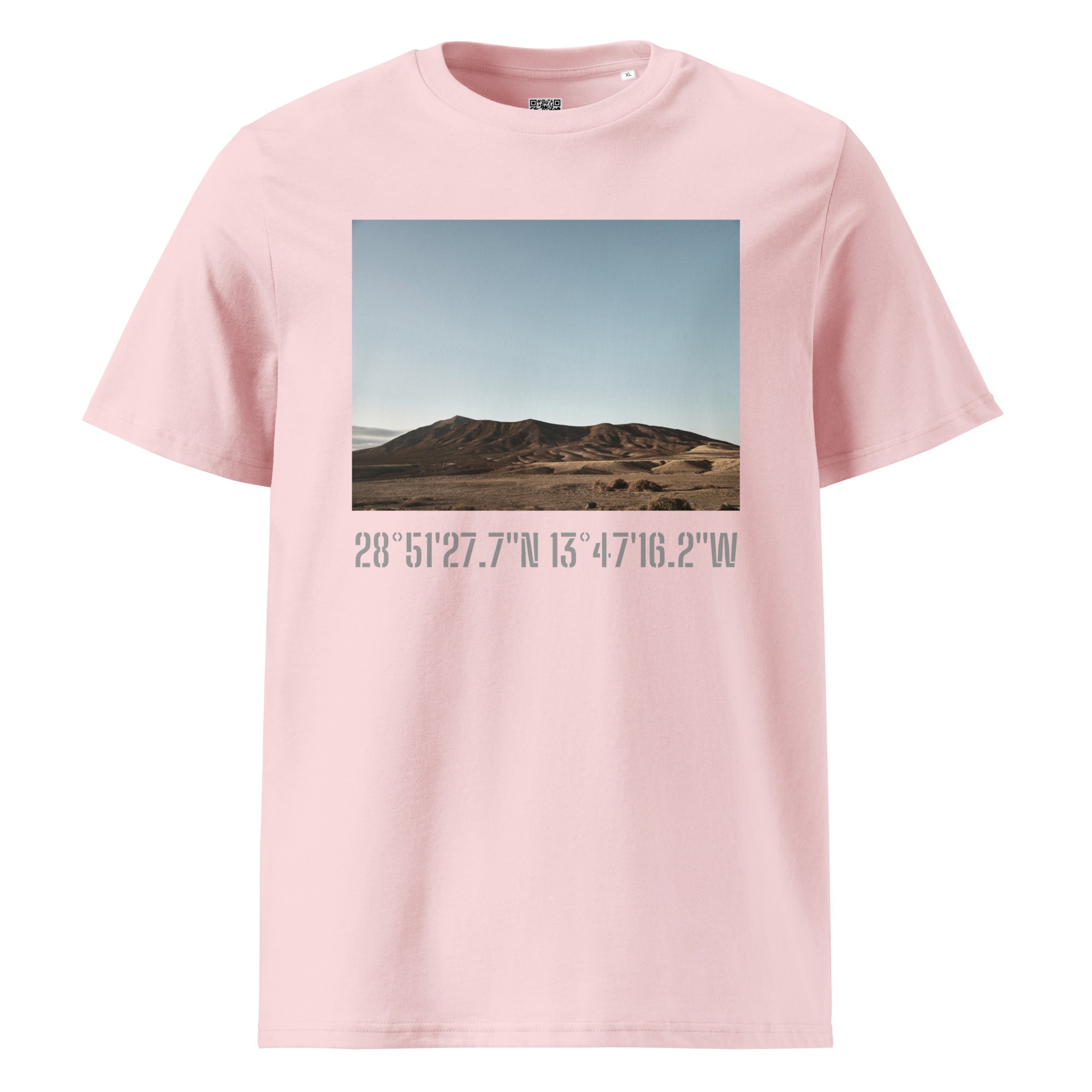 La camiseta unisex Los Ajaches presenta un paisaje impresionante de un desierto con colinas bajo un cielo azul claro. Las coordenadas GPS 28°51'27.7"N 13°47'16.2"W están impresas debajo de la imagen, lo que agrega un elemento de intriga y aventura inspirado en Fotografías impresas y muestra el distintivo Arte Decorativo.
