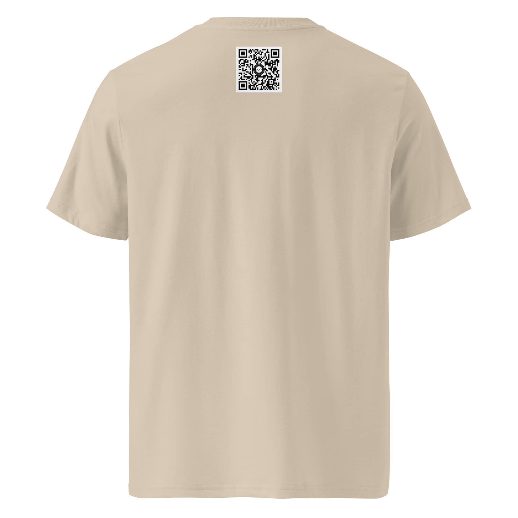 En la parte superior de la espalda está estampada la Camiseta unisex Amanecer desde el Roque de los Muchachos, una camiseta de color beige que muestra un código QR que recuerda a Fotografías impresas. Esta camiseta, que refleja el sereno encanto de Paisajes Canarios, se muestra sobre un fondo blanco.