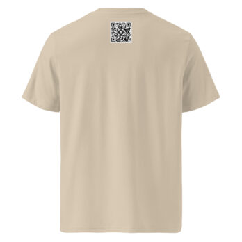Camiseta unisex Los Ajaches en color Beige con código QR centrado en la parte superior de la espalda, ideal para explorar los hermosos Paisajes Canarios o descubrir joyas ocultas a través de nuestra Tienda Online.