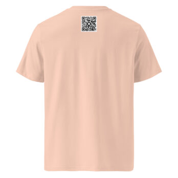En la parte posterior, una "Camiseta unisex Amanecer desde el Roque de los Muchachos" en color beige muestra un código QR en blanco y negro centrado cerca del escote. Esta pieza de Arte Decorativo ofrece un diseño sencillo con mangas cortas, ideal para los fanáticos de la moda minimalista. Descúbrela en nuestra Tienda Online, inspirada en la elegancia de La Palma.