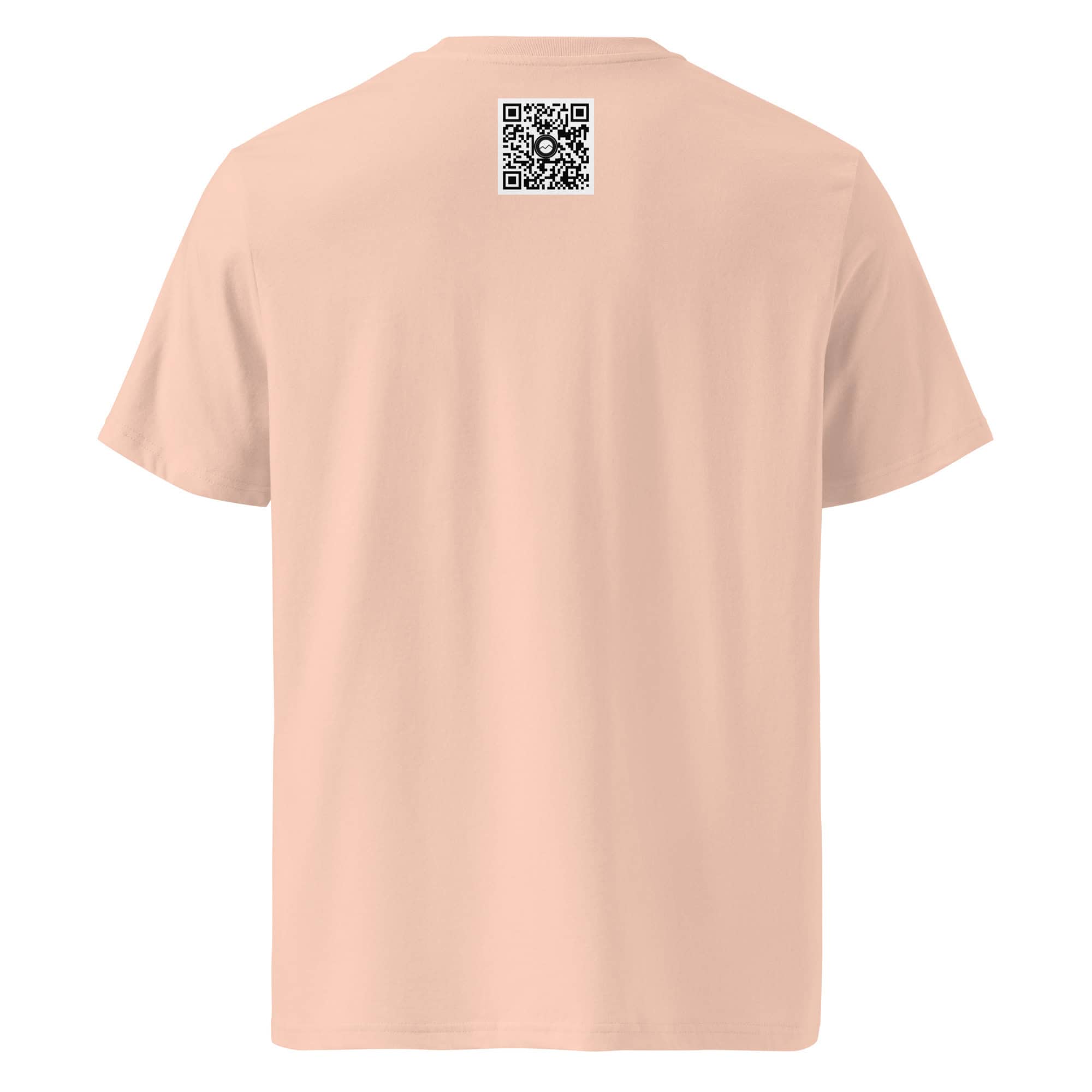 En la parte posterior, una "Camiseta unisex Amanecer desde el Roque de los Muchachos" en color beige muestra un código QR en blanco y negro centrado cerca del escote. Esta pieza de Arte Decorativo ofrece un diseño sencillo con mangas cortas, ideal para los fanáticos de la moda minimalista. Descúbrela en nuestra Tienda Online, inspirada en la elegancia de La Palma.