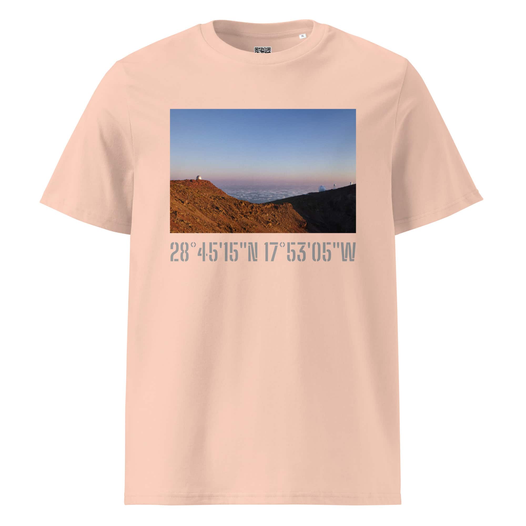 La camiseta unisex Telescopios del Roque de los Muchachos de Volcanica Productions muestra una cautivadora imagen impresa de un paisaje de montaña bajo un cielo azul de atardecer. Debajo de la imagen, las coordenadas 28° 45' 15" N 17° 53' 05" W rinden homenaje a la belleza de los Paisajes Canarios.