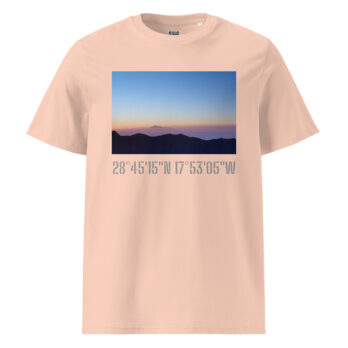Esta camiseta unisex Amanecer desde el Roque de los Muchachos presenta un tranquilo amanecer o atardecer sobre las siluetas montañosas de La Palma. Debajo de la imagen, encontrarás las coordenadas geográficas: 28°4515N 17°5305W. La camiseta es de color beige claro y está disponible a través de nuestra tienda online con impresionantes fotografías impresas.