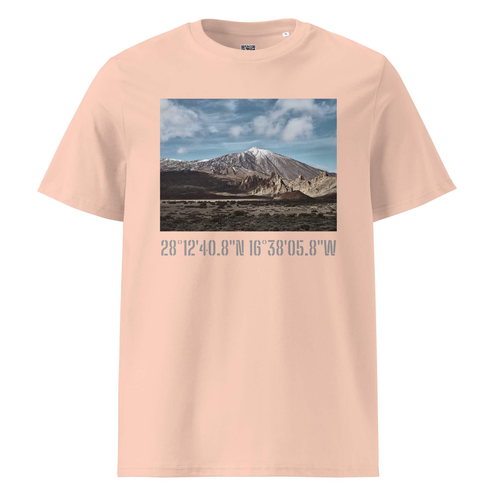 La camiseta unisex Teide Nevado presenta un diseño en color beige con un gráfico de un paisaje montañoso bajo un cielo parcialmente nublado, capturando la esencia de Paisajes Canarios. Debajo de la imagen, están impresas las coordenadas geográficas 28°1240.8N 16°3805.8W, evocando el espíritu de La Palma con fotografías impresas.