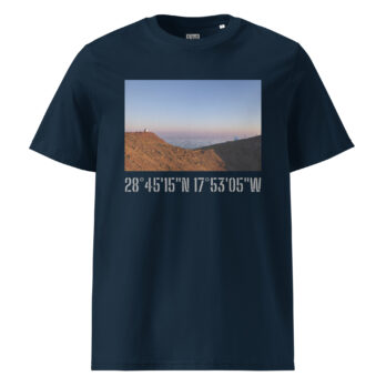 Una Camiseta unisex Telescopios del Roque de los Muchachos negra presenta una imagen paisajística de Paisajes Canarios, que representa colinas y un horizonte bajo un cielo azul claro. Debajo de las vibrantes Fotografías impresas se encuentran las coordenadas: 28°45'15"N 17°53'05"W.