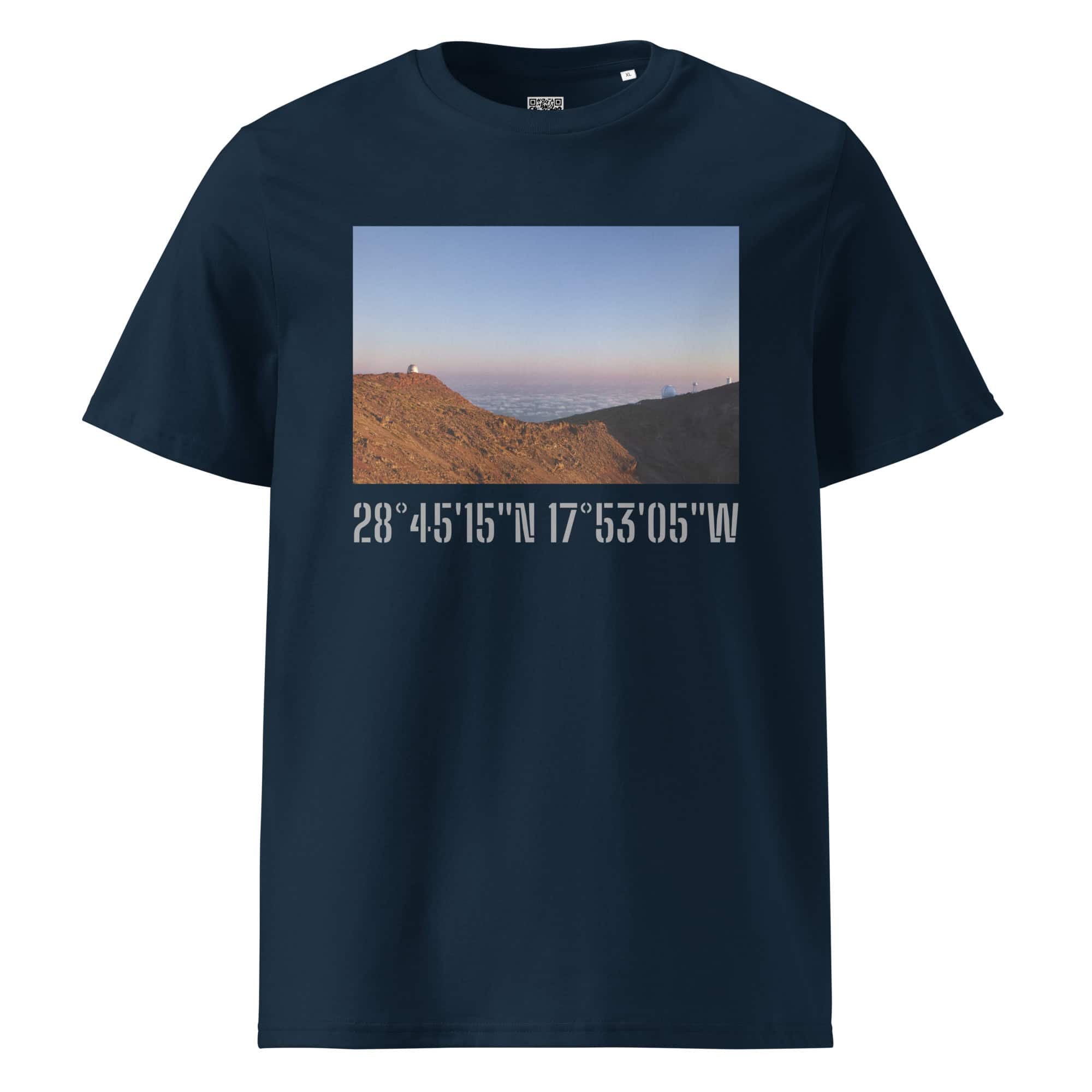 Una Camiseta unisex Telescopios del Roque de los Muchachos negra presenta una imagen paisajística de Paisajes Canarios, que representa colinas y un horizonte bajo un cielo azul claro. Debajo de las vibrantes Fotografías impresas se encuentran las coordenadas: 28°45'15"N 17°53'05"W.