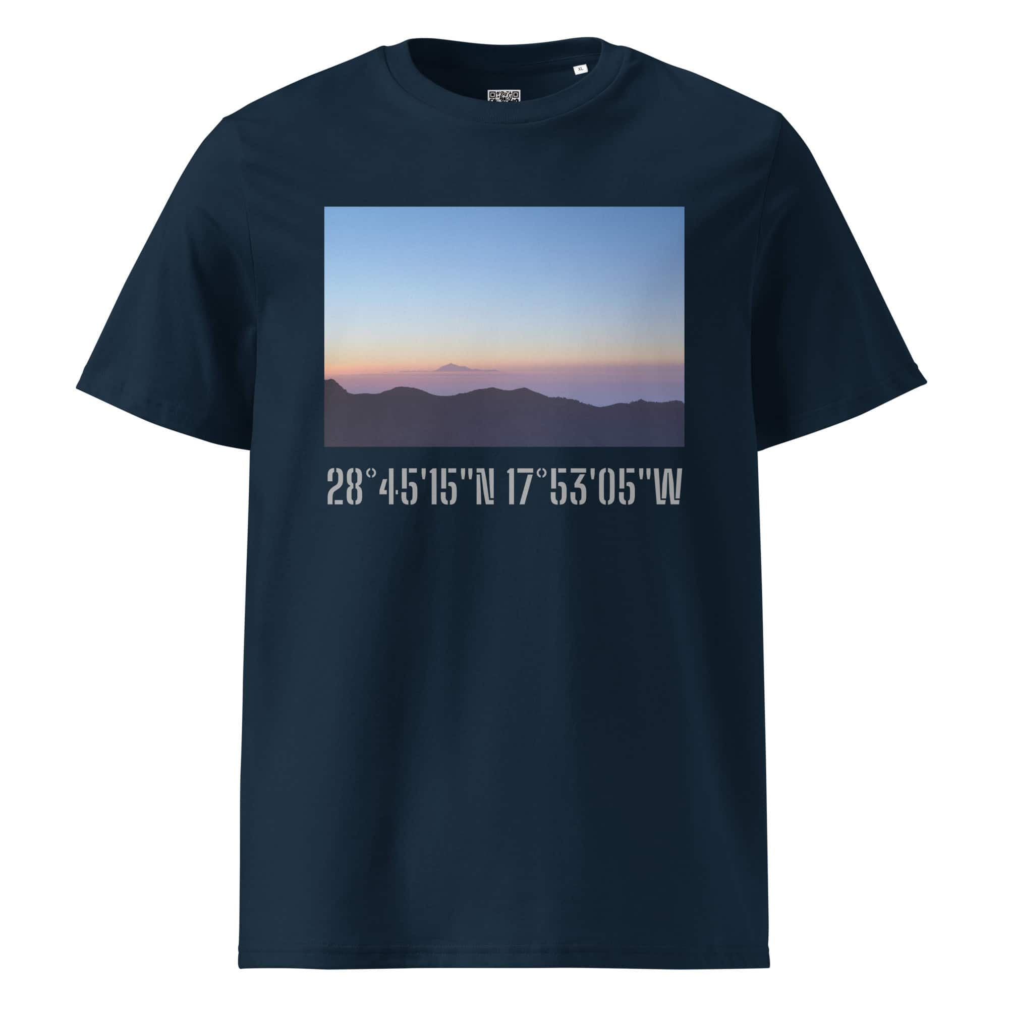 La camiseta unisex Amanecer desde el Roque de los Muchachos es una camiseta azul marino que presenta una fotografía panorámica de un atardecer o amanecer sobre las lejanas montañas de La Palma, con un cielo naranja y violeta como fondo. Debajo de esta cautivadora imagen, las coordenadas 28°4515'N 17°5305'W están impresas en negrita en blanco.