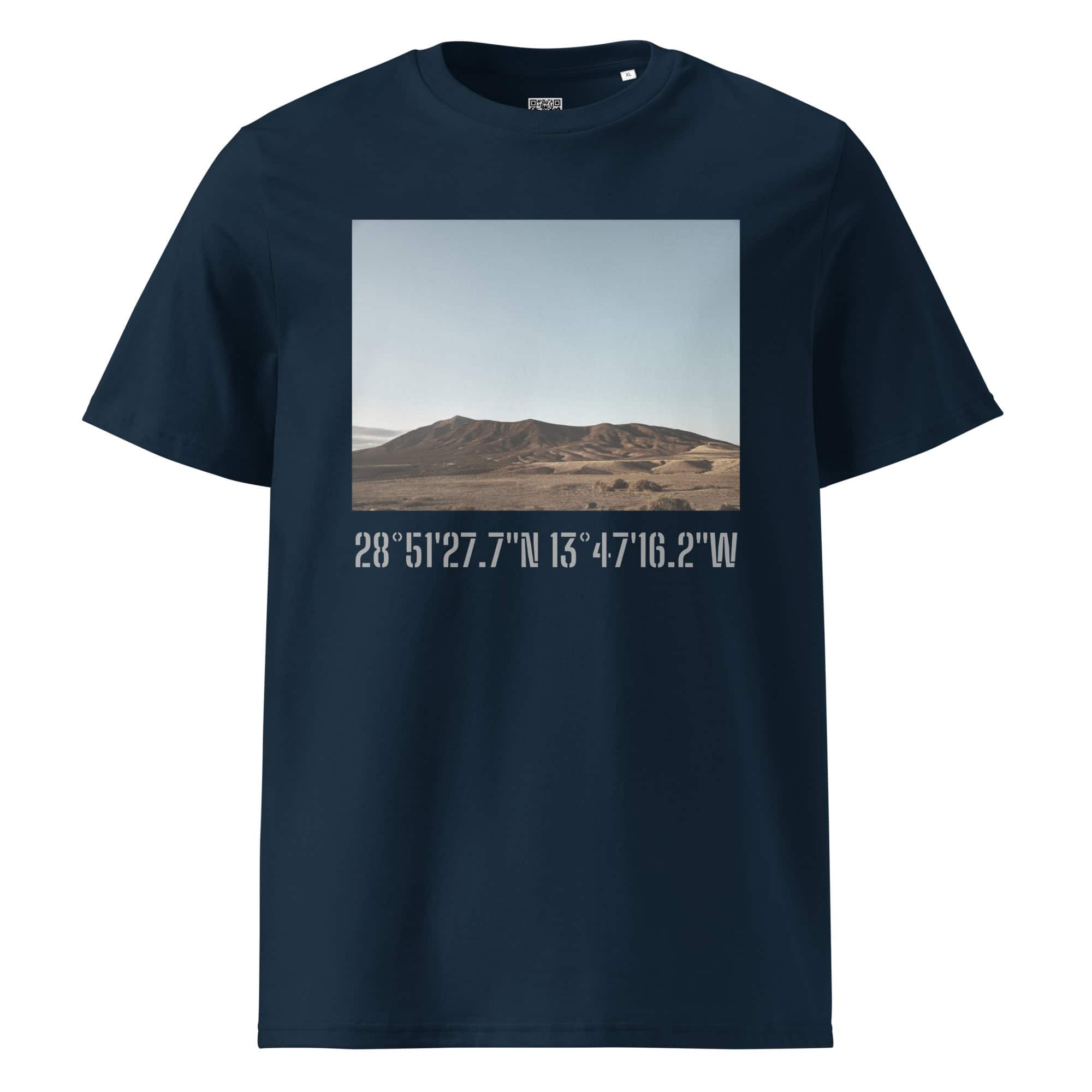 La camiseta unisex Los Ajaches es una camiseta negra que muestra una fotografía impresa de un paisaje desértico con dunas de arena bajo un cielo despejado. Debajo de la imagen, un texto blanco muestra las coordenadas geográficas: 28°5127.7N 13°4716.2W, que combina a la perfección el arte portátil con detalles elegantes y está disponible ahora en nuestra tienda online.