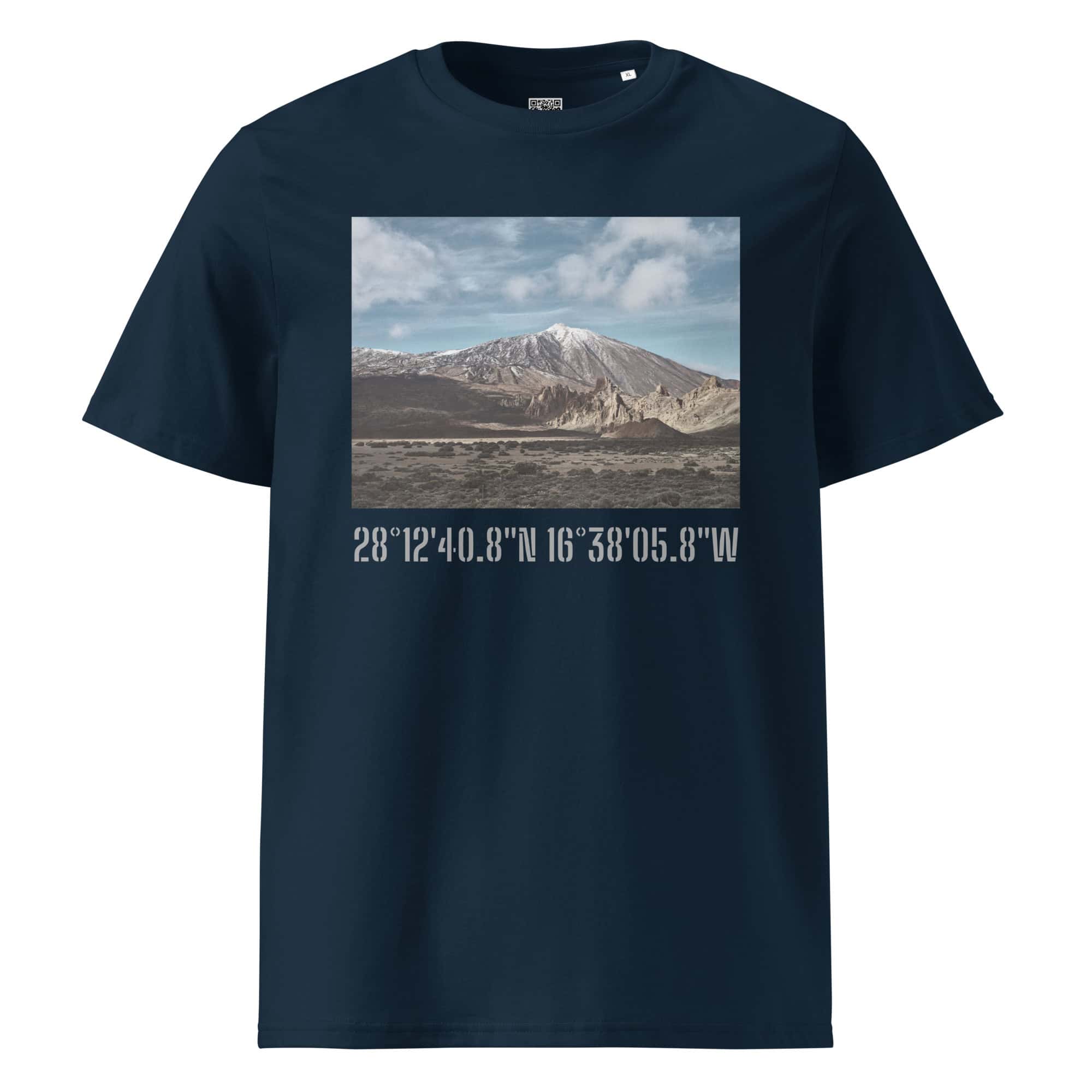 Echa un vistazo a la camiseta unisex Teide Nevado de Volcanica Productions. Esta camiseta azul marino presenta un paisaje escénico de una majestuosa montaña bajo un cielo parcialmente nublado. Debajo de este diseño artístico, encontrarás las coordenadas geográficas 28°1240.8N 16°3805.8W. Disponible ahora en Tienda Online.