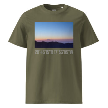 La camiseta unisex Amanecer desde el Roque de los Muchachos es una camiseta verde oliva que muestra una imagen de montañas al atardecer, capturando la serena belleza de La Palma con un pico distante contra un cielo degradado. Debajo de esta obra maestra de fotografías impresas, las coordenadas 28°4515N 17°5305W están en negrita para darle un toque artístico.