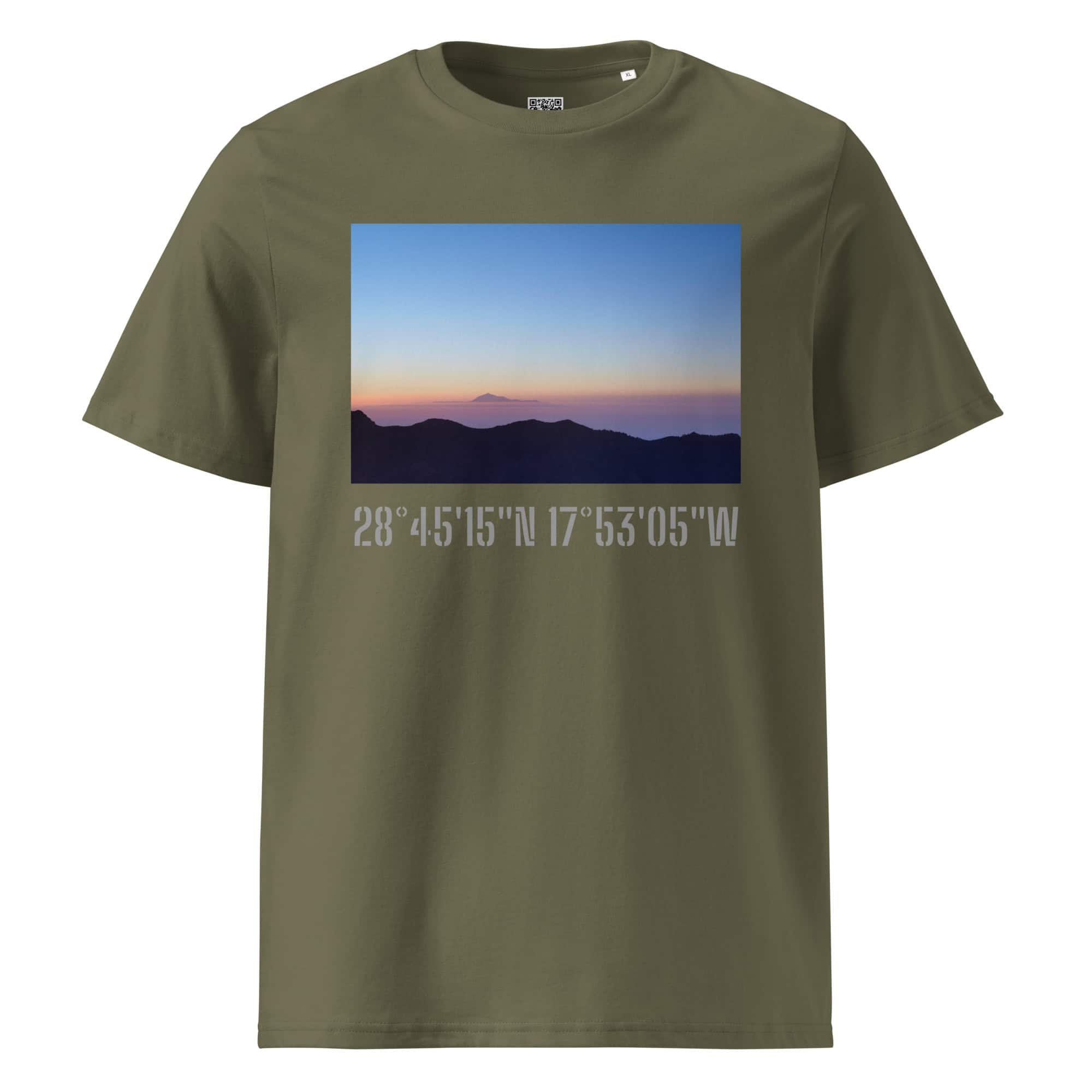 La camiseta unisex Amanecer desde el Roque de los Muchachos es una camiseta verde oliva que muestra una imagen de montañas al atardecer, capturando la serena belleza de La Palma con un pico distante contra un cielo degradado. Debajo de esta obra maestra de fotografías impresas, las coordenadas 28°4515N 17°5305W están en negrita para darle un toque artístico.