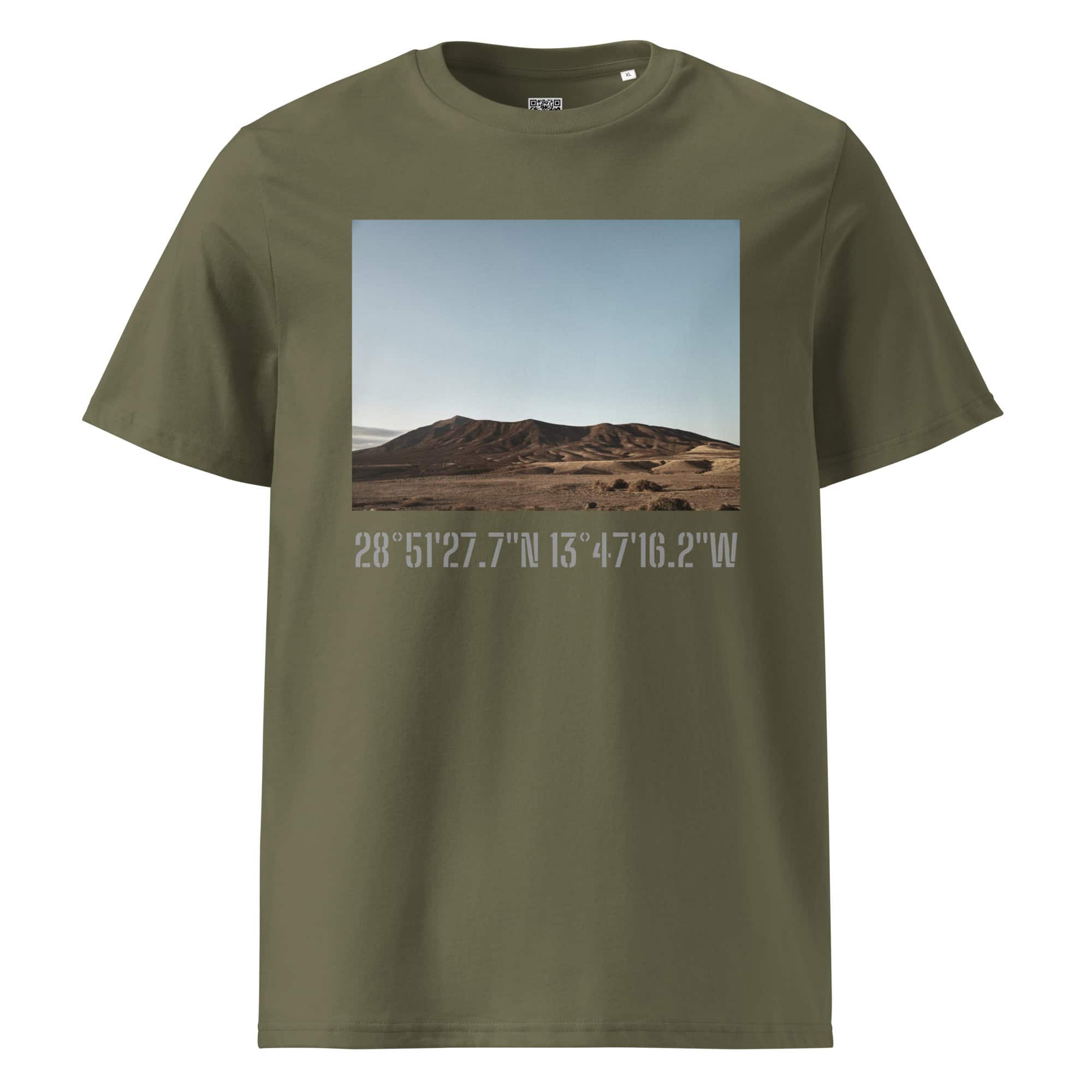 La camiseta unisex Los Ajaches en color verde oliva muestra una imagen de paisaje de una montaña bajo un cielo azul claro, capturando la esencia de Paisajes Canarios. Las coordenadas en gris claro, 28°51’27.7”N 13°47’16.2”W, están impresas debajo del diseño. Esta obra de arte para vestir es de fácil acceso a través de Tienda Online.