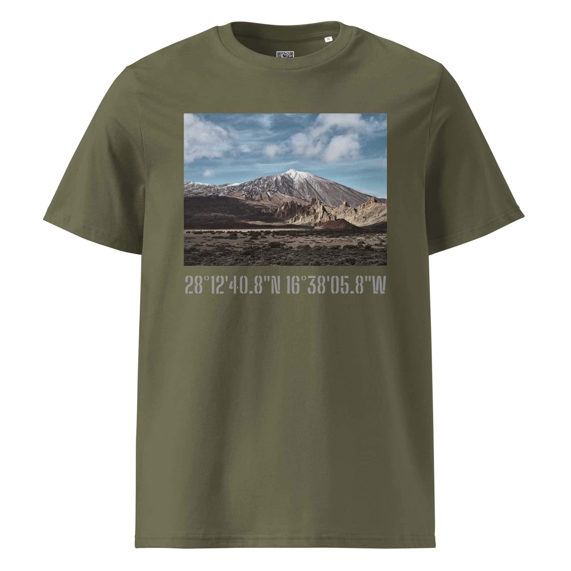 Esta camiseta unisex Teide Nevado en color verde oliva presenta una hermosa imagen de una montaña cubierta de nieve bajo un cielo azul con nubes. Para resaltar el impresionante Paisaje Canario, las coordenadas en negrita 28°1240.8N 16°3805.8W están impresas debajo, lo que agrega un toque artístico a este diseño único.