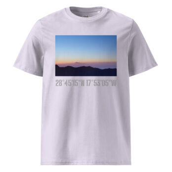 La camiseta unisex Amanecer desde el Roque de los Muchachos de Volcanica Productions presenta una impresionante imagen del atardecer sobre una camiseta gris, que captura la silueta de las montañas distantes. Debajo de la imagen, están impresas las coordenadas geográficas de La Palma, 28°45’15”N 17°53’05”W. Está adornada con exquisitas fotografías impresas que le aportan un toque único.