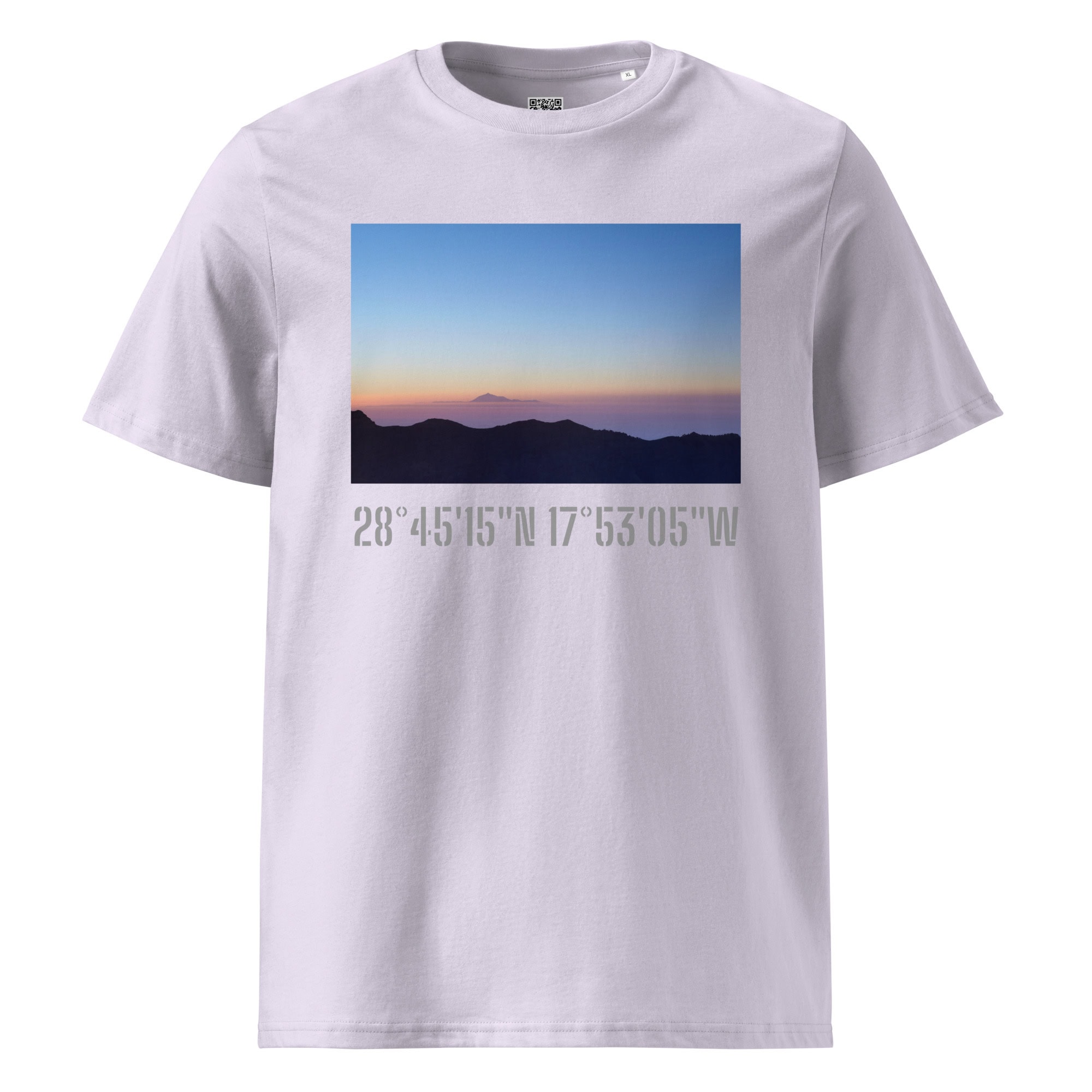 La camiseta unisex Amanecer desde el Roque de los Muchachos de Volcanica Productions presenta una impresionante imagen del atardecer sobre una camiseta gris, que captura la silueta de las montañas distantes. Debajo de la imagen, están impresas las coordenadas geográficas de La Palma, 28°45’15”N 17°53’05”W. Está adornada con exquisitas fotografías impresas que le aportan un toque único.