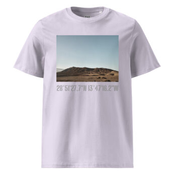 Camiseta unisex Los Ajaches: Esta camiseta blanca presenta una imagen de colinas desérticas bajo un cielo azul claro, evocando la serena belleza de La Palma. Debajo de la imagen, las coordenadas GPS 28°51'27.7"N 13°47'16.2"W están impresas en gris claro, agregando un toque sutil de Arte Decorativo.