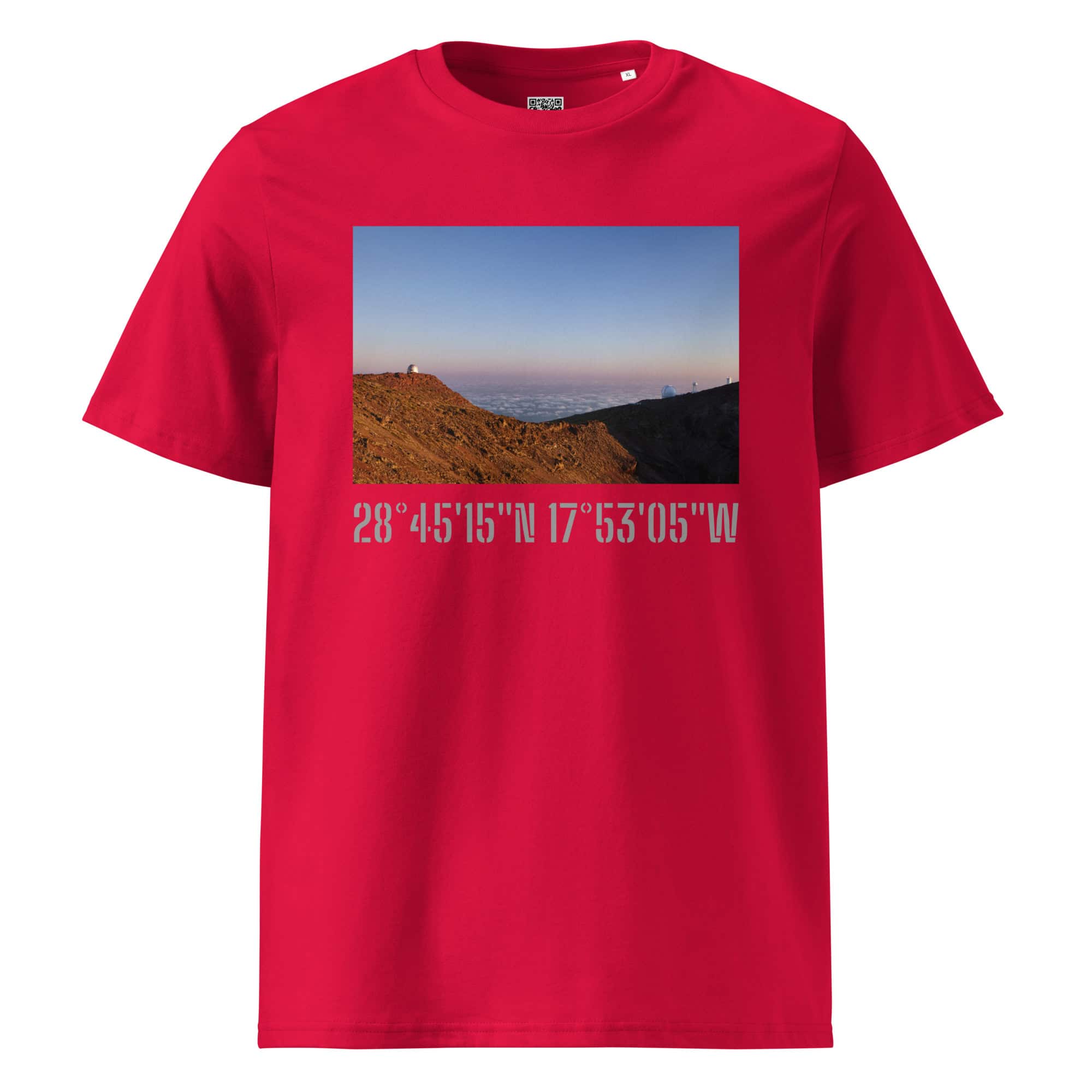 Camiseta unisex Telescopios del Roque de los Muchachos, con una fotografía panorámica del impresionante paisaje de La Palma con montañas bajo un cielo despejado. La camiseta también muestra las coordenadas en grandes números grises debajo de la imagen, disponible ahora en nuestra tienda online.