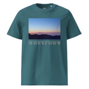 Camiseta verde azulado titulada "Camiseta unisex Amanecer desde el Roque de los Muchachos", adornada con una impresionante fotografía de un amanecer o atardecer sobre una cordillera. Diseñada por Volcanica Productions, esta pieza captura la esencia de Paisajes Canarios. Las coordenadas 28°4515N 17°5305W están elegantemente impresas debajo de la imagen, lo que le agrega un toque aventurero.