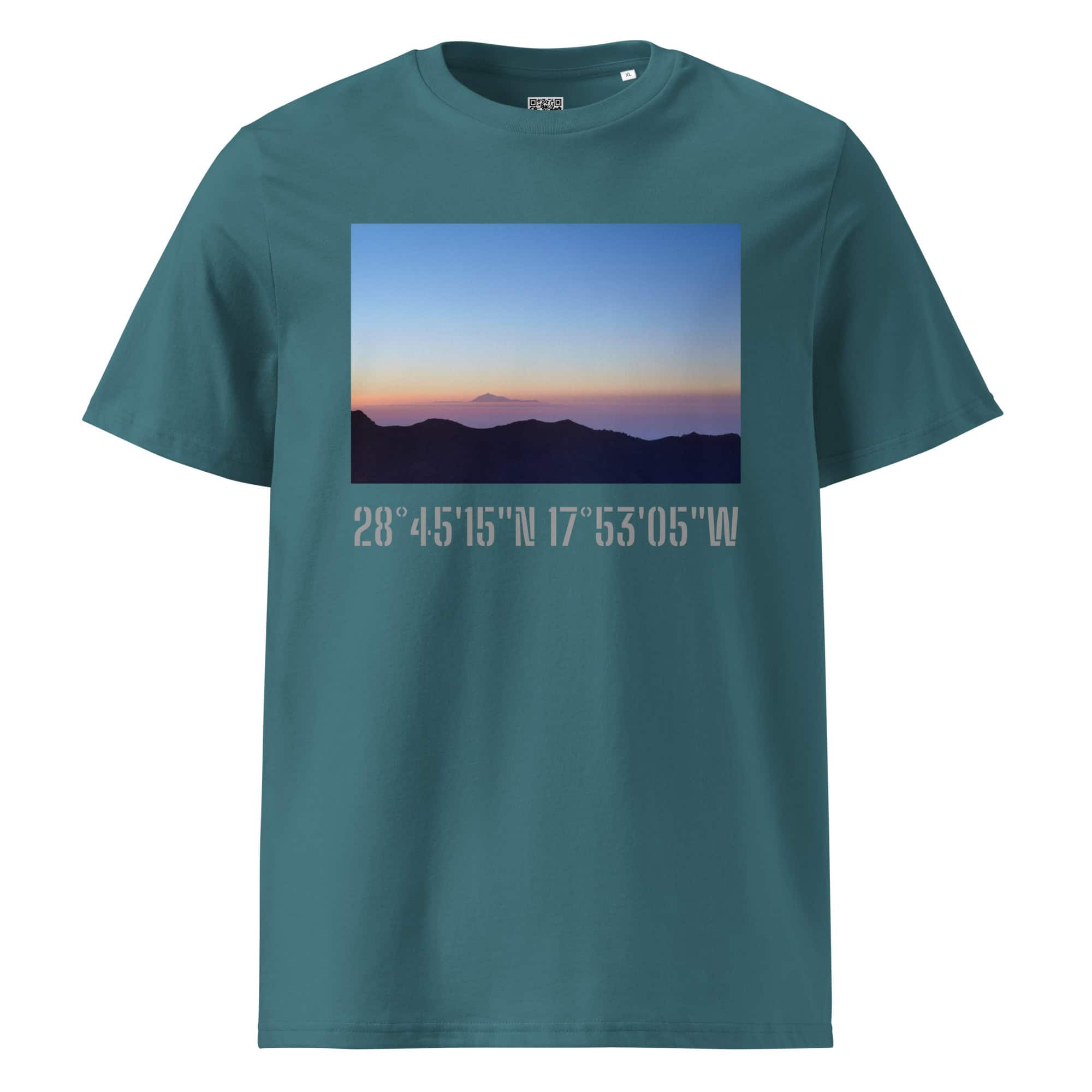 Camiseta verde azulado titulada "Camiseta unisex Amanecer desde el Roque de los Muchachos", adornada con una impresionante fotografía de un amanecer o atardecer sobre una cordillera. Diseñada por Volcanica Productions, esta pieza captura la esencia de Paisajes Canarios. Las coordenadas 28°4515N 17°5305W están elegantemente impresas debajo de la imagen, lo que le agrega un toque aventurero.