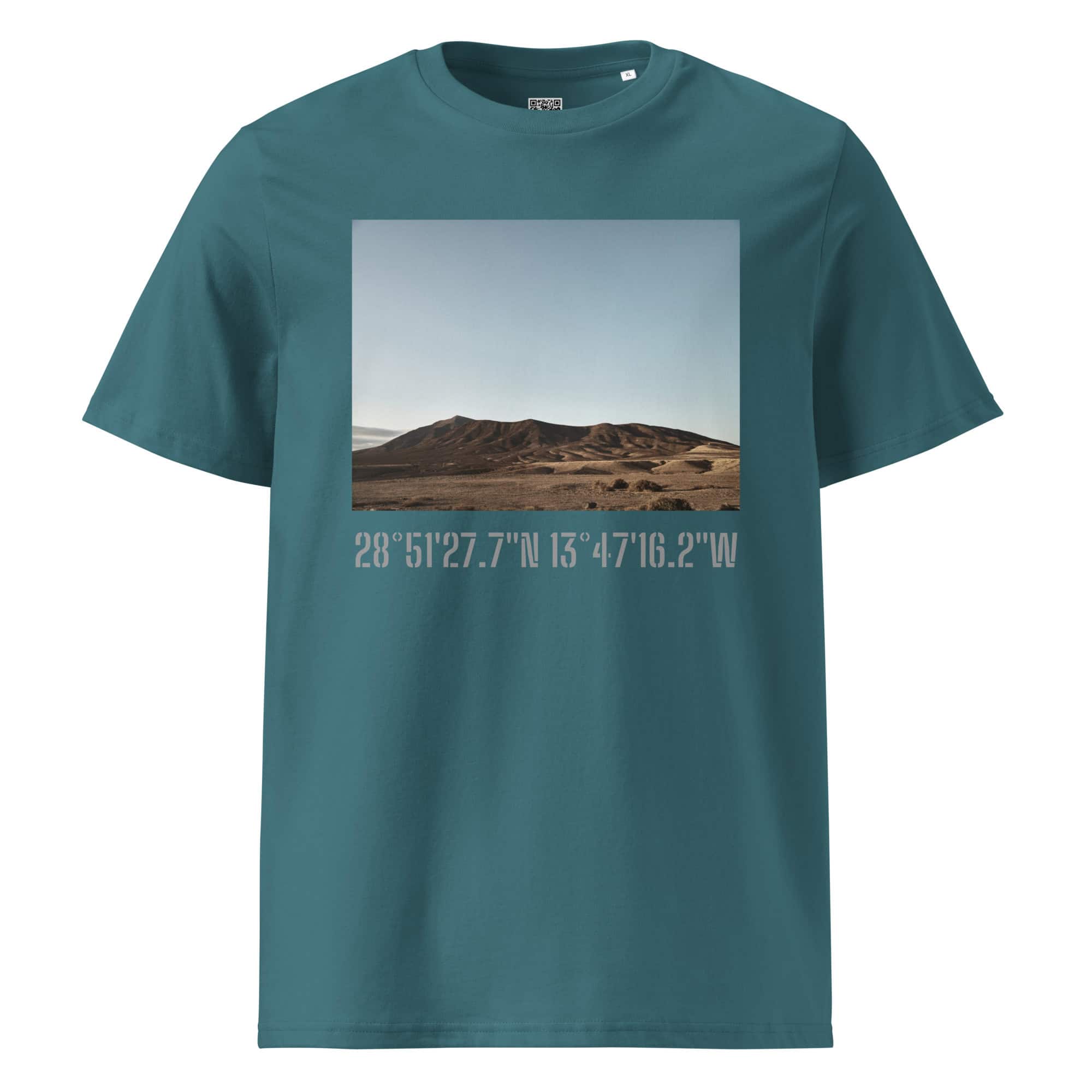 Camiseta unisex de color verde con un paisaje de colinas onduladas bajo un cielo azul que recuerda a Paisajes Canarios. Debajo de la imagen se muestran las coordenadas: 28°51'27.7"N 13°47'16.2"W, que probablemente apuntan a La Palma. Nombre del producto: Camiseta unisex Los Ajaches.