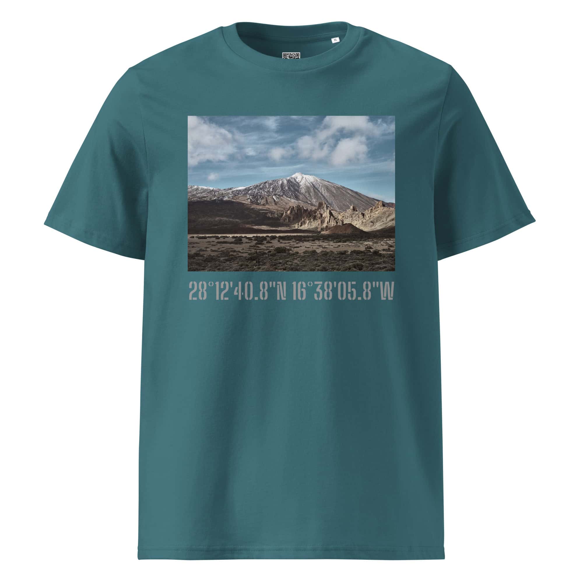 La camiseta unisex Teide Nevado presenta una cautivadora fotografía estampada de una montaña nevada bajo un cielo parcialmente nublado. Debajo de la imagen, encontrarás las coordenadas 28°1240.8N 16°3805.8W, que indican la ubicación de La Palma. Explora más diseños únicos en nuestra Tienda Online.