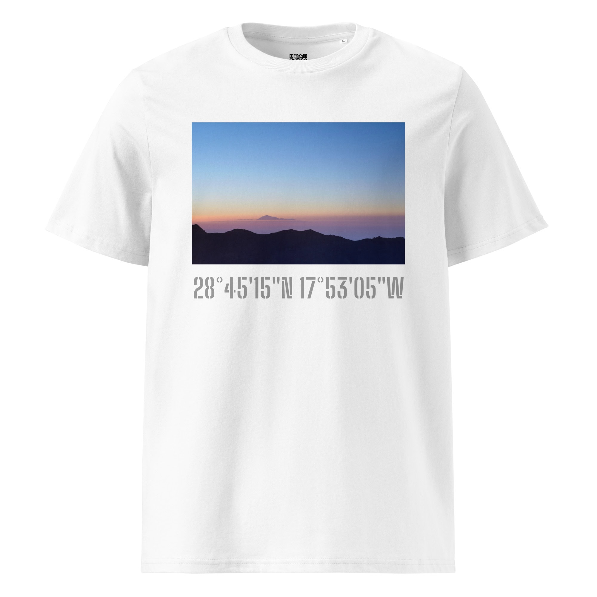 Descripción del producto: Camiseta unisex blanca que muestra una imagen panorámica de un amanecer desde el Roque de los Muchachos sobre las montañas de La Palma, con un cielo degradado. Las coordenadas 28°4515N 17°5305W están impresas debajo de la imagen, lo que encapsula la esencia de Arte Decorativo ideal para cualquier colección de Tienda Online.