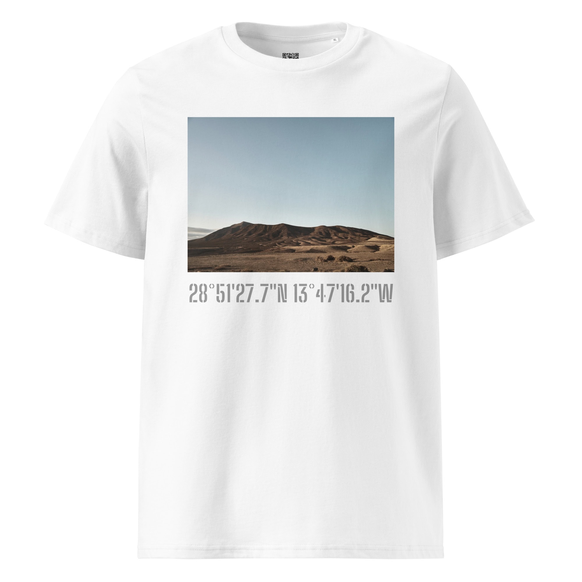 Esta camiseta unisex Los Ajaches muestra un impresionante paisaje desértico con montañas distantes bajo un cielo azul claro. Debajo de la imagen, se muestran elegantemente las coordenadas geográficas, lo que la hace perfecta para quienes aprecian el arte decorativo y las fotografías impresas del impresionante paisaje de La Palma.
