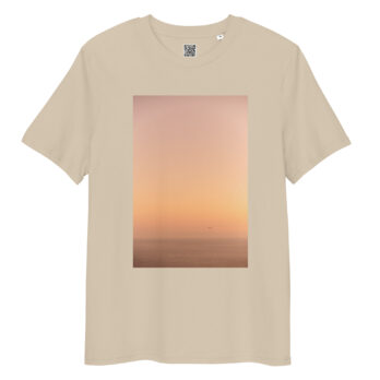 Camiseta unisex Parapente al Atardecer de color beige que presenta un estampado rectangular de un colorido atardecer en el océano que pasa del rosa al naranja, con una pequeña silueta de parapente en la distancia.