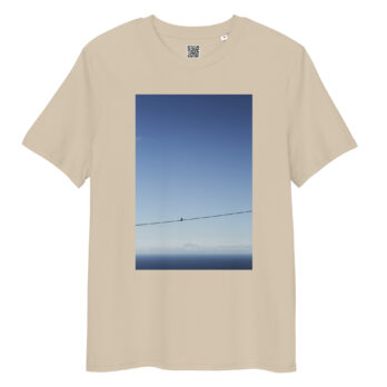 La camiseta unisex Teide y Paloma en color beige presenta un estampado sereno de una paloma sobre un alambre, frente al cielo azul claro y las tranquilas aguas del océano.