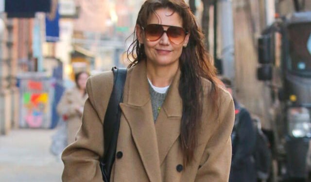 Suri Cruise Stepped Out With Mom Katie Holmes &Amp; They’re Literally Doppelgangers