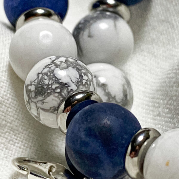 Bracciale in acciaio e pietra naturale di Howlite e Sodalite