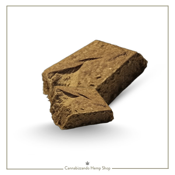 Ketama Gold CBD Hash Prodotto 100% naturale e di primissima qualità. La sua altissima percentuale di CBD, intorno al 30%, e la ricchezza di fitocomplesso lo rendono ideale per concedersi un momento di pieno relax.