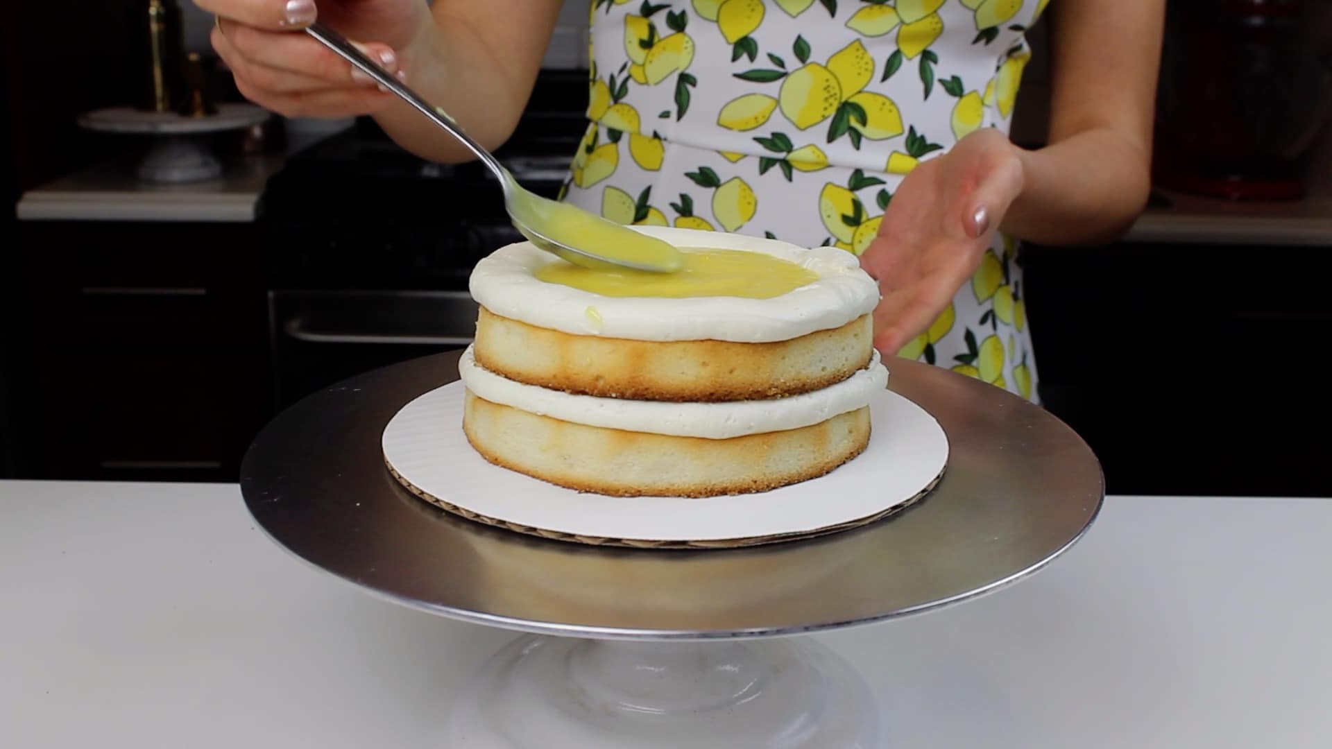 lemon merinuge adding lemon curd