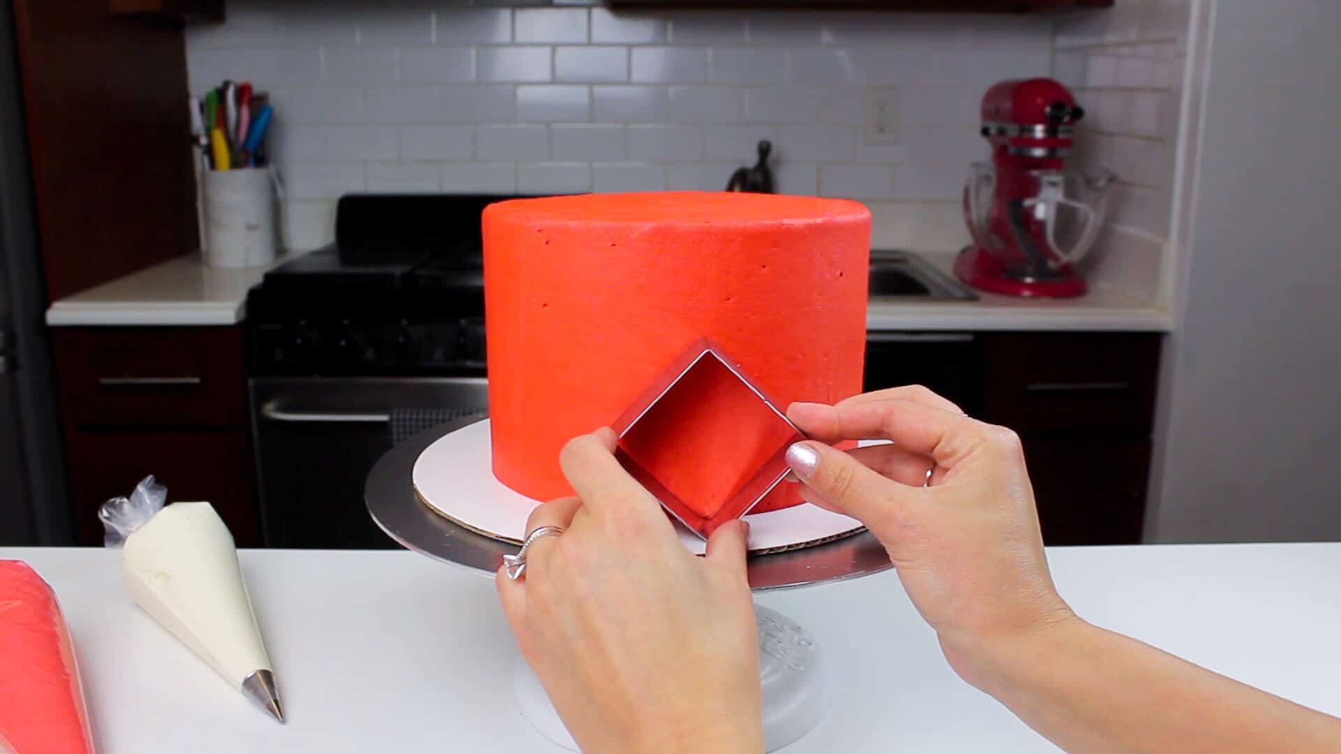 making outlines in sweater cake with square cutter-2