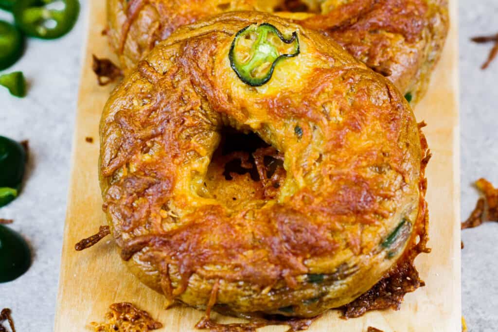 image of jalapeno cheddar bagels on a board, ready to be cut and eaten
