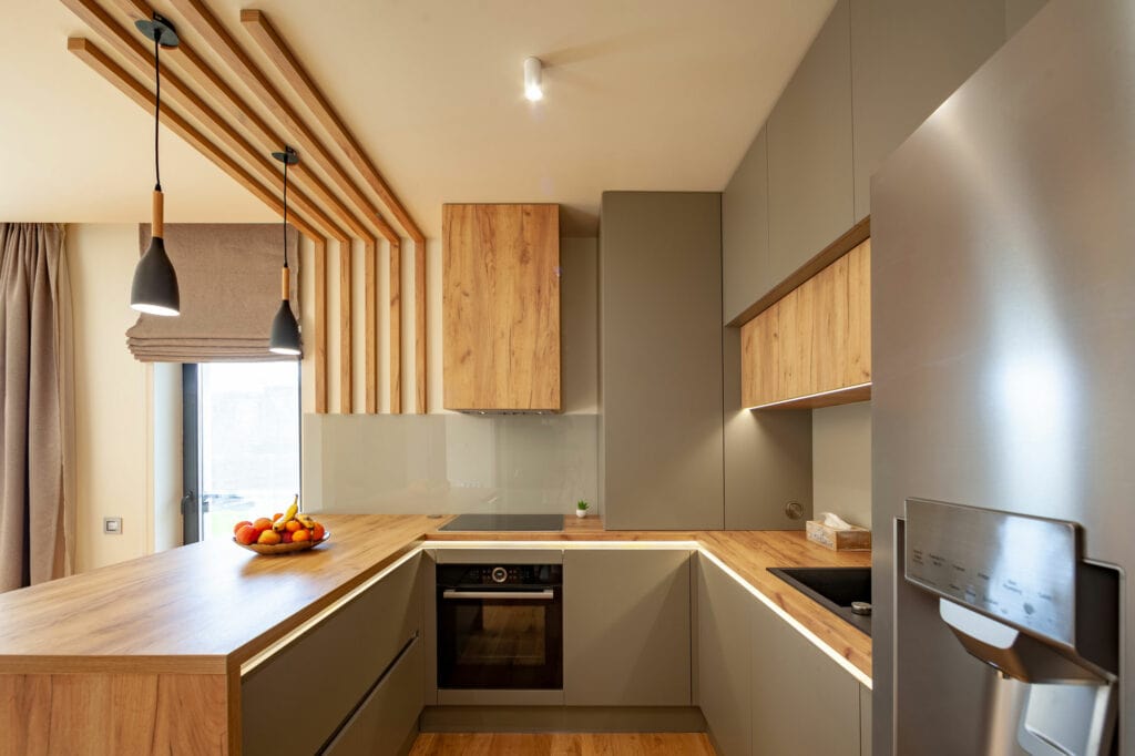 Peninsula kitchen with wood finishes and a warm feel