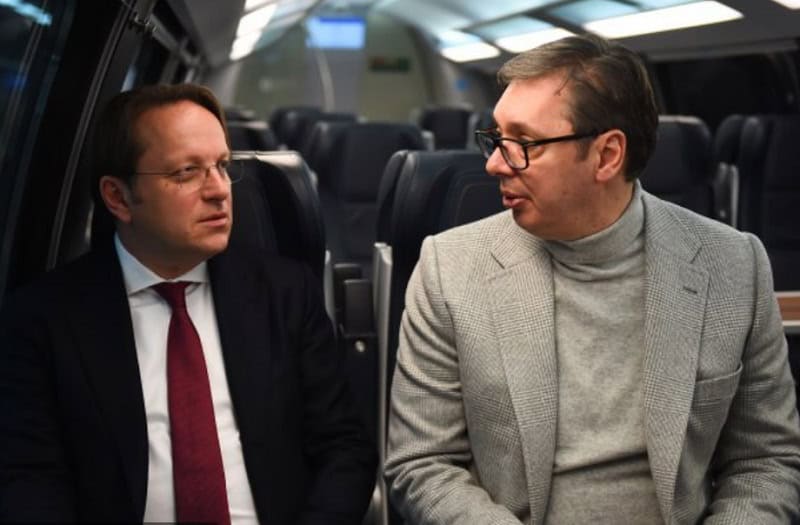 Președintele sârb Aleksandar Vučić și comisarul european Olivér Várhelyi