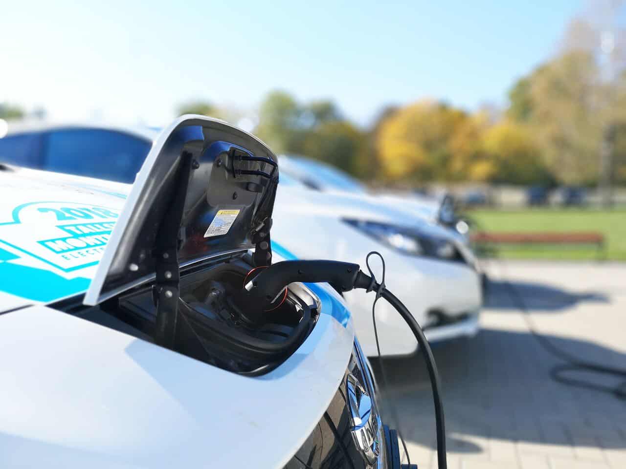 din ce materiale se fac bateriile la mașina electrică