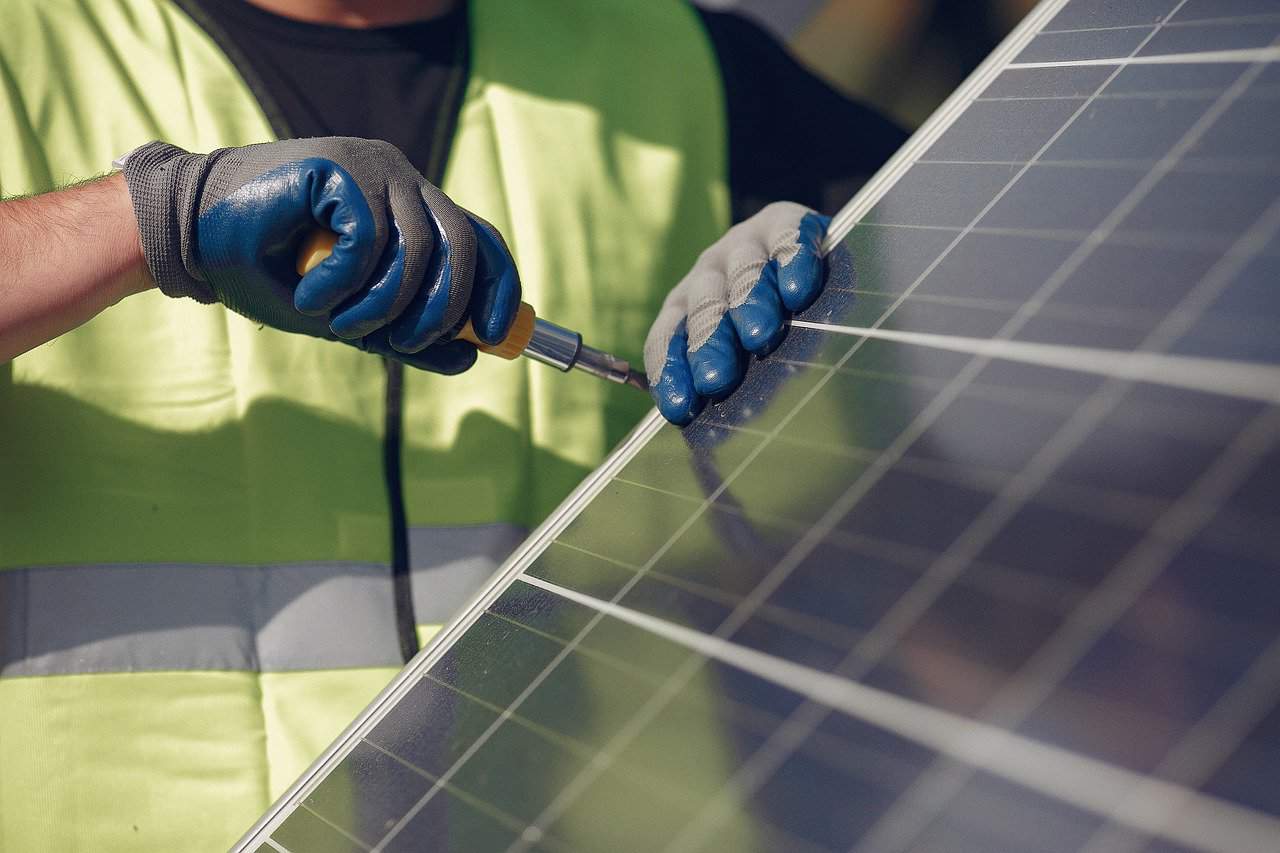 panouri fotovoltaice mentenanță