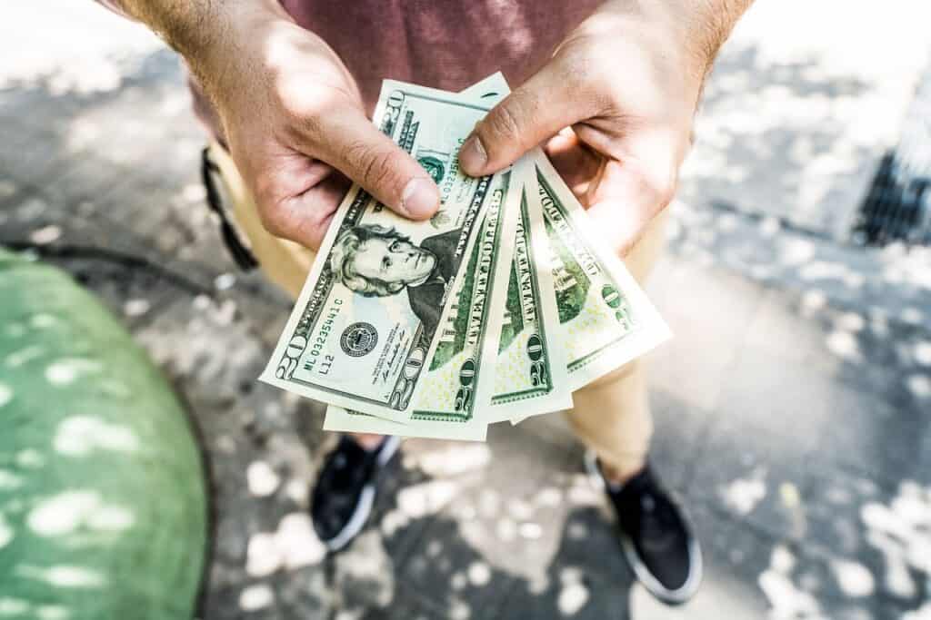 în ce să investești sume mici de bani