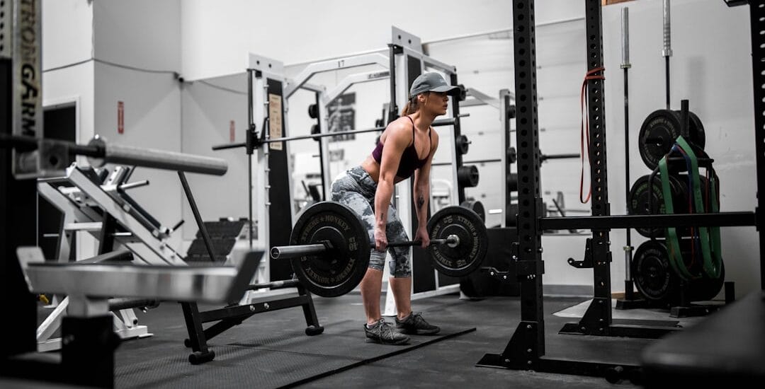 Mulher treinando em academia — exemplo de treino para atletas naturais