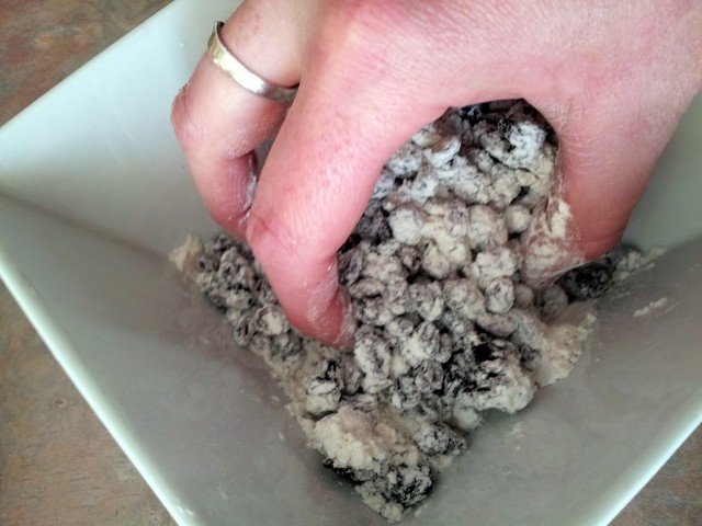Coat currants in flour to keep from sticking
